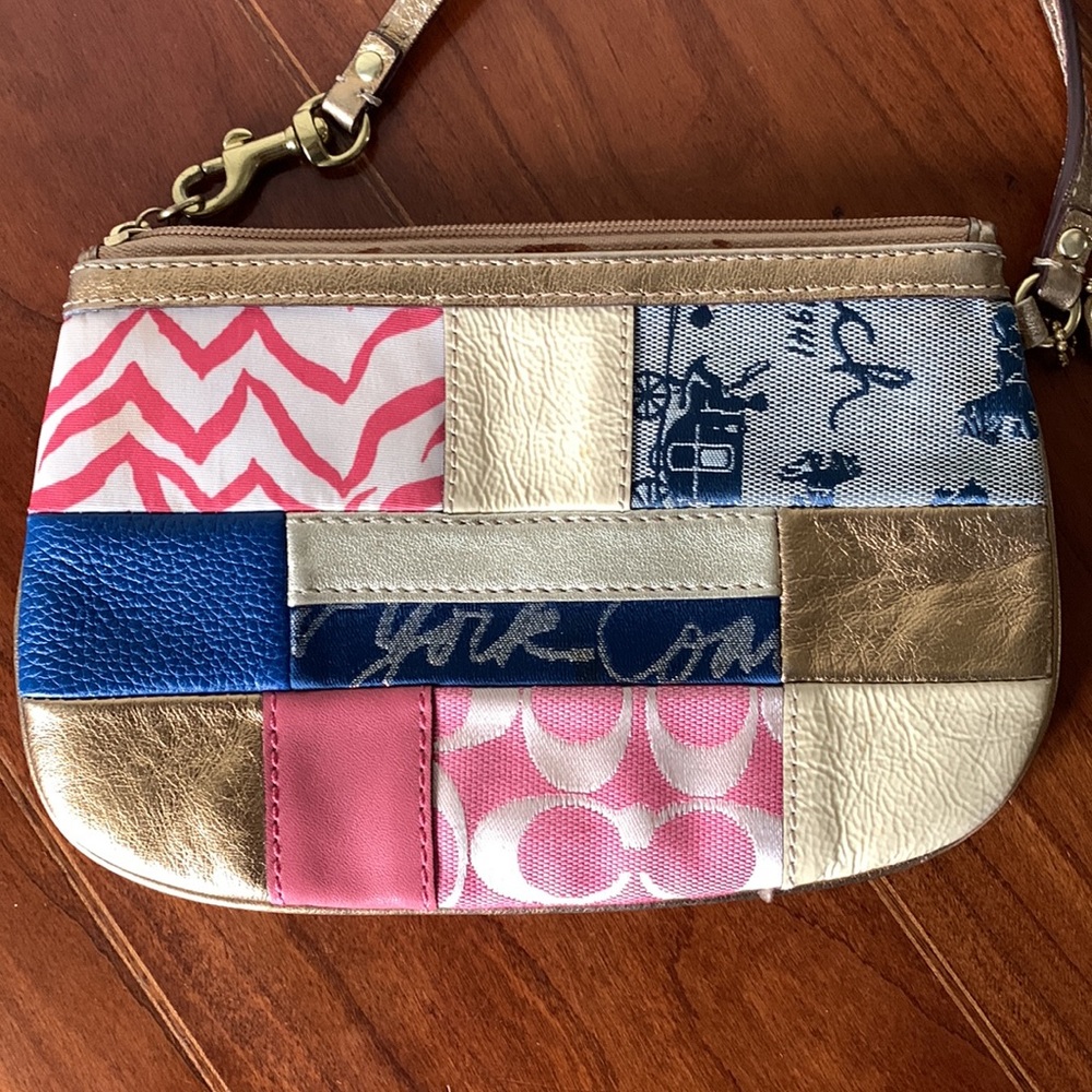 Coach Wristlet Multi-Pattern - image 3